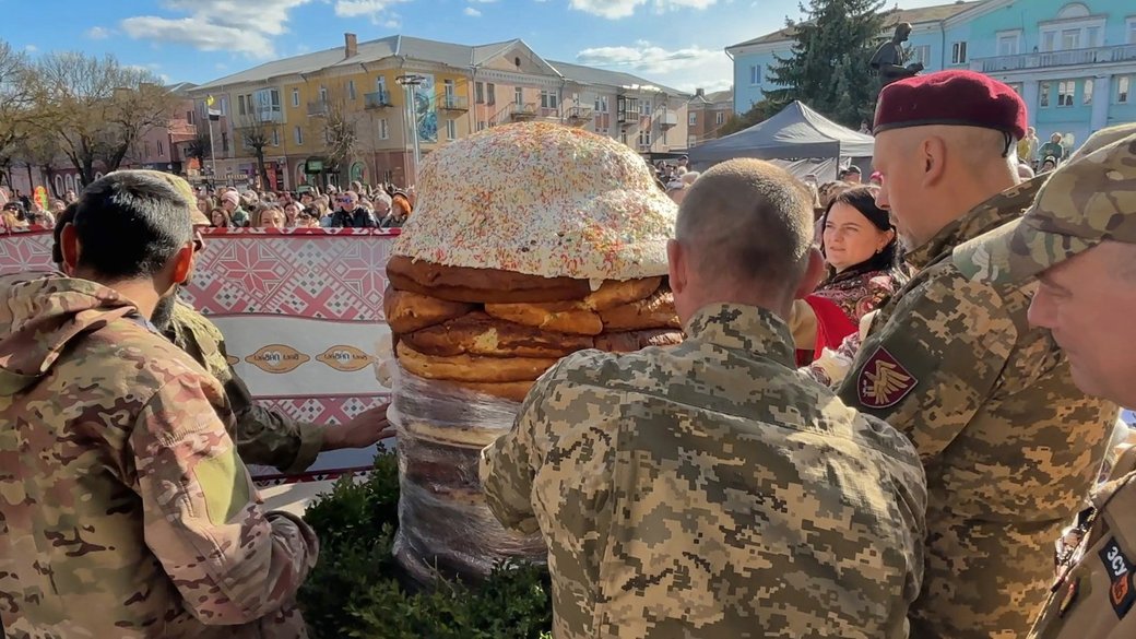 На Волині спекли 200-кілограмову великодню паску для благодійності та рекорду громади