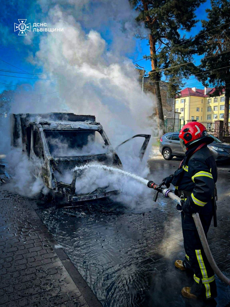 Біля Львова згоріла інкасаторська автівка: що відомо (ФОТО, ВІДЕО)