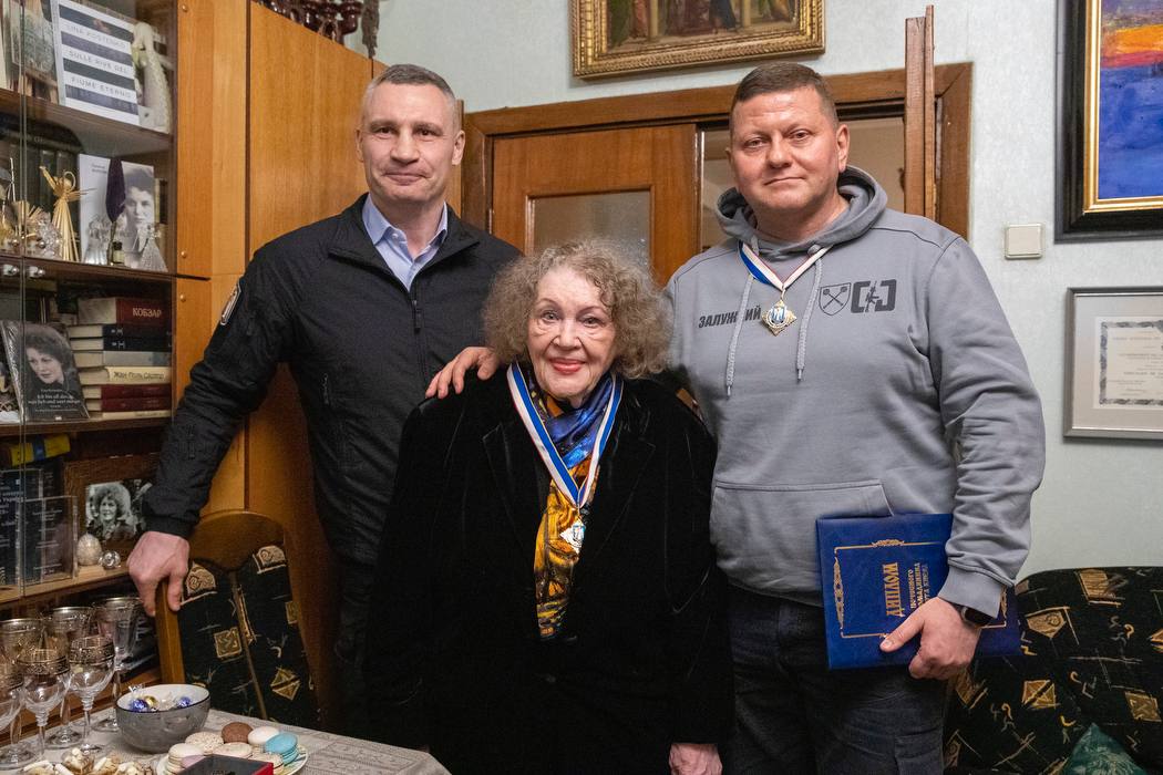 Залужний і Ліна Костенко стали «Почесними громадянами Києва»