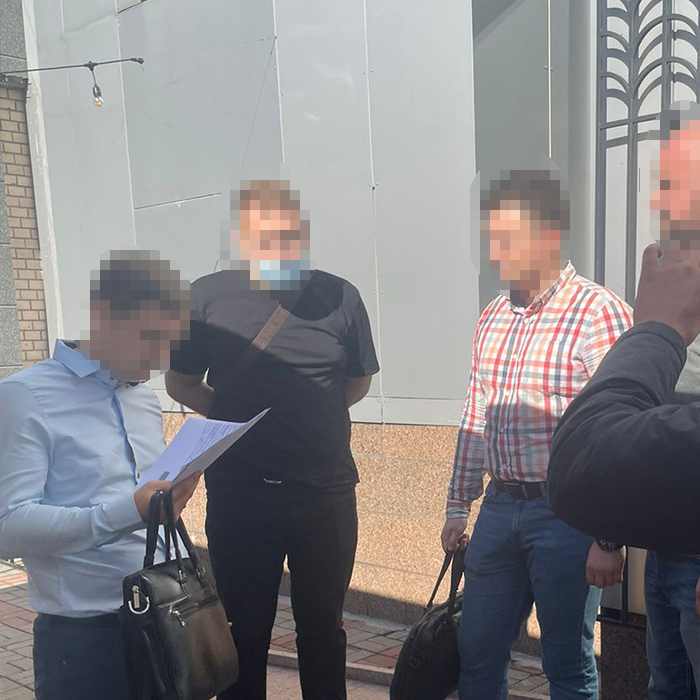 Один мільйон гривень – за санаторій на Дніпрі. Українського чиновника спіймали на хабарі