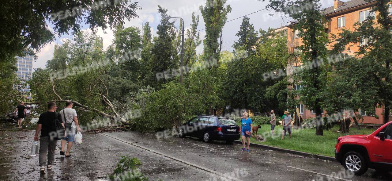 Негода накрила Київ: Фото та відео наслідків