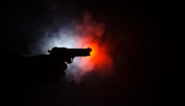 Стрілянина на зупинці у Львові: чоловік у плащі відкрив вогонь по людях