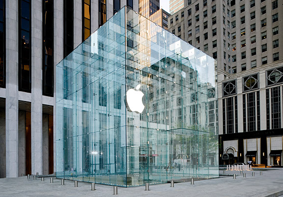 Apple виплатила «мільйони доларів» студентці за злиті в інтернет інтимні фото