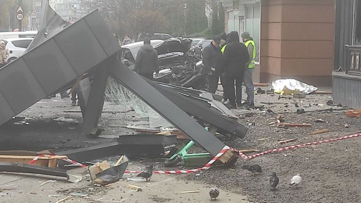 У Хмельницькому авто влетіло в зупинку громадського транспорту: є загиблі