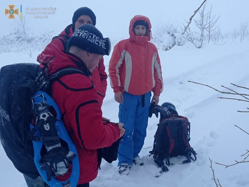 Двоє вже в безпеці. Шукають третього. Деталі пошуку туриста у Карпатах