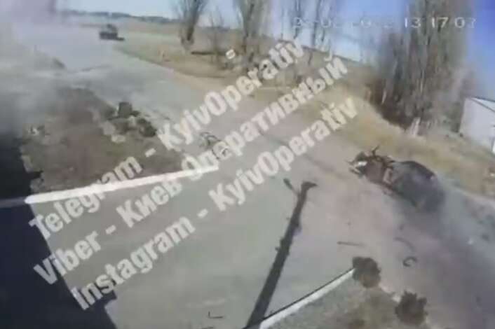 Звірства окупантів: біля Макарова російська БМП розстріляла цивільне авто
