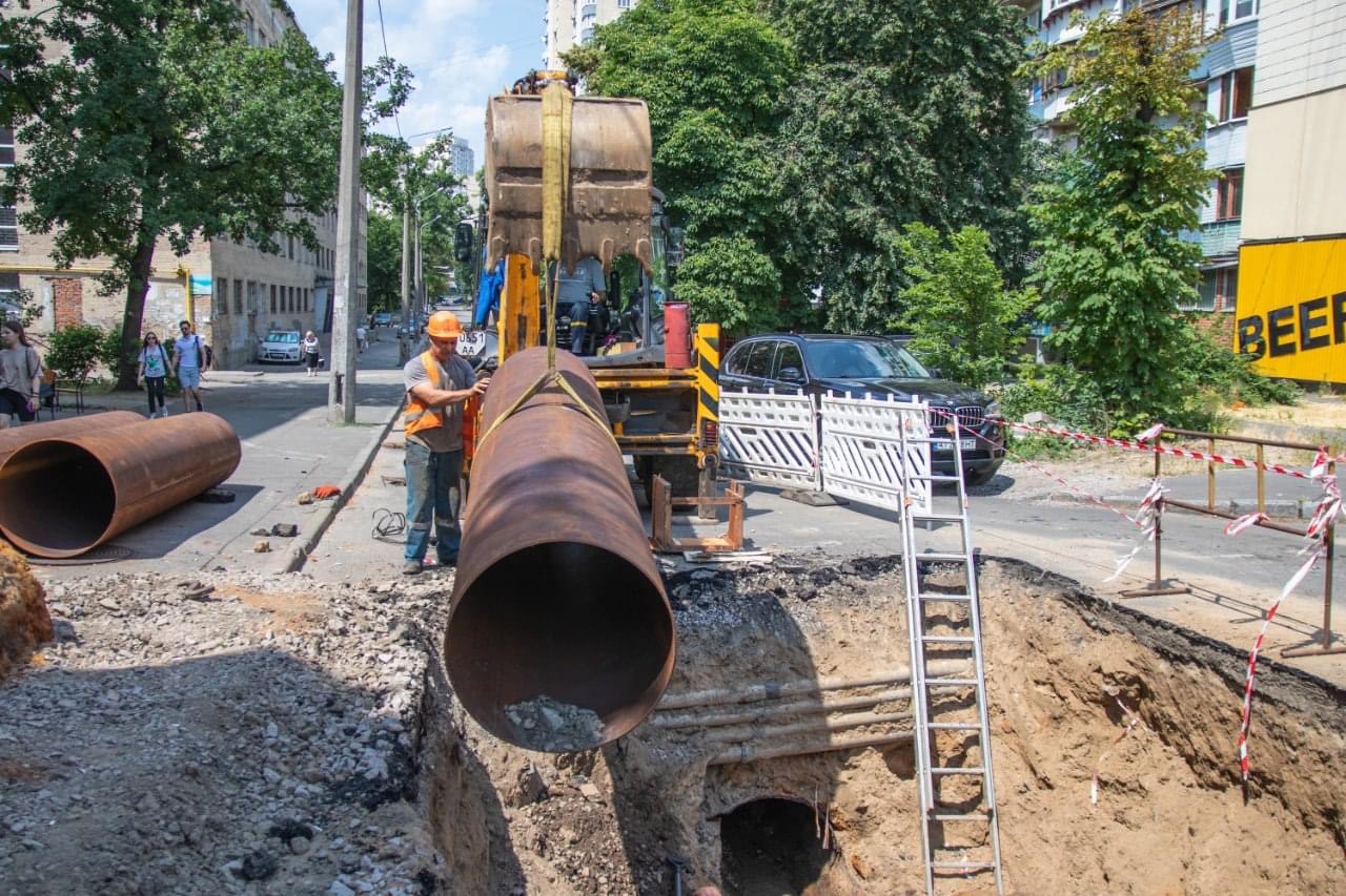 Через заміну труб гарячої води не буде у двох районах Львова