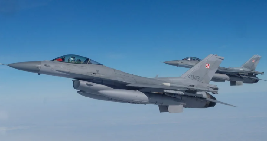 Українських пілотів хвилями тренуватимуть на винищувачах F-16