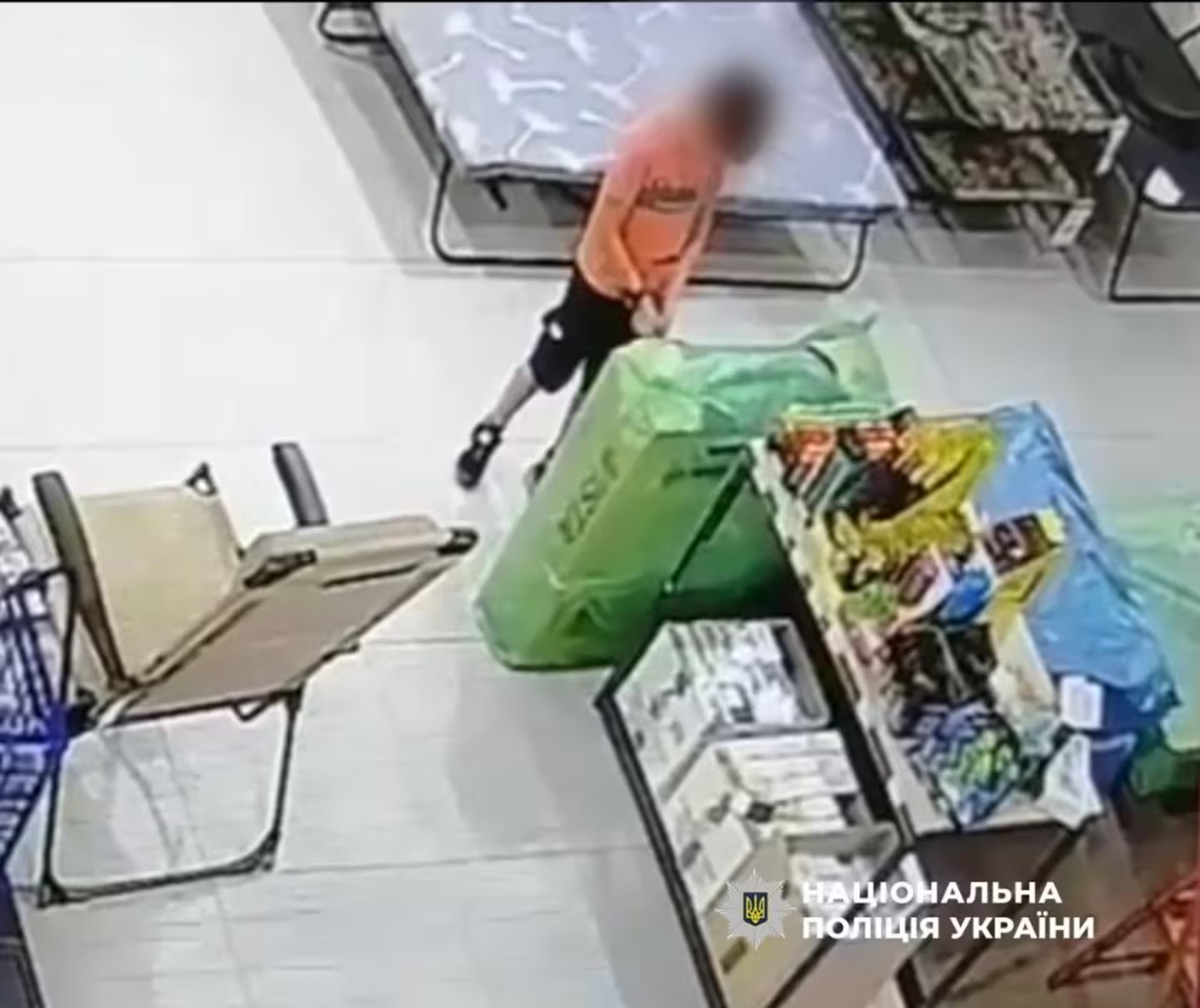У Києві дитина підпалили "Епіцентр": з'явилося відео