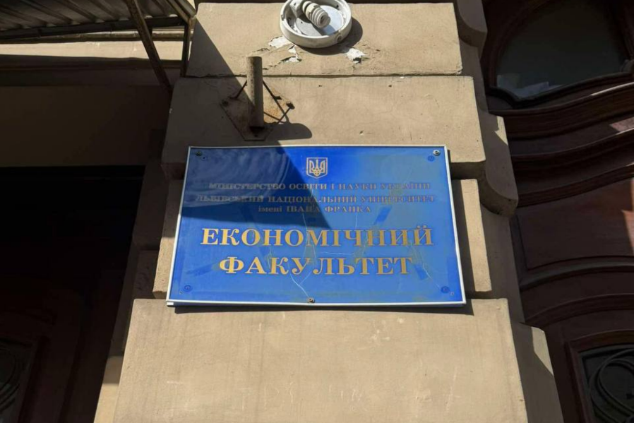 У центрі Львова падають шматки штукатурки: перехожих просять бути пильними (фото)