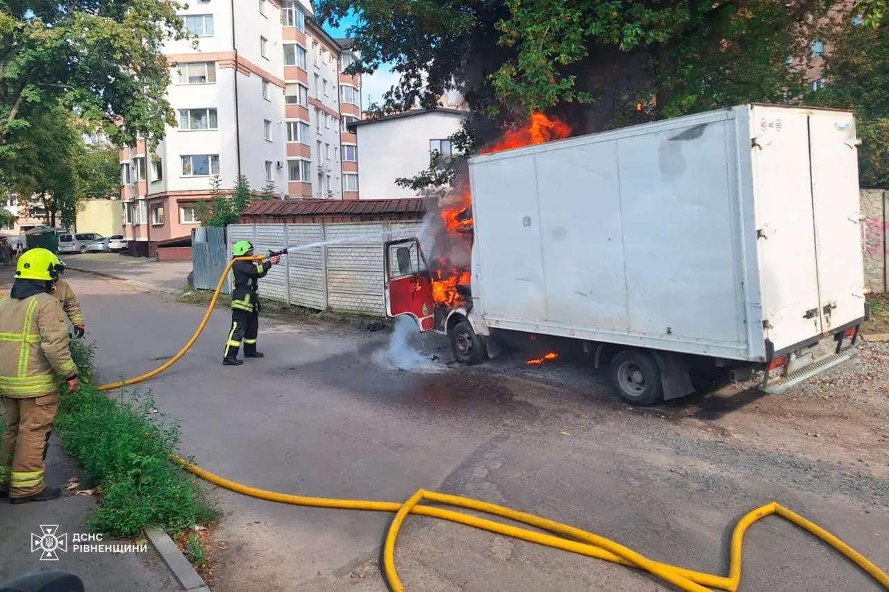 У Рівному посеред вулиці загорівся автомобіль (фото)