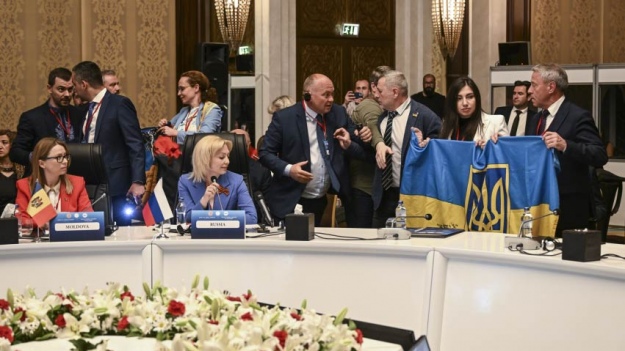 На саміті в Анкарі український нардеп побив російського делегата через прапор. Відео дня
