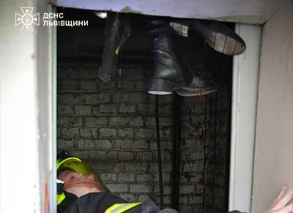 У Львові рятувальники звільняли жінку, яку затиснуло кабіною ліфта між поверхами