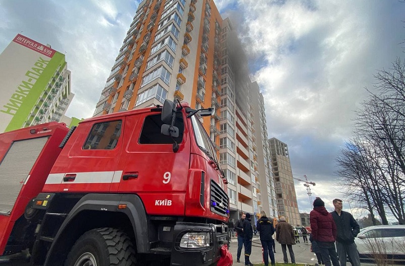 У Києві з палаючої багатоповерхівки рятувальник виніс малюка