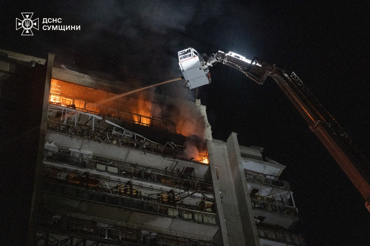 Росія вдарила дронами по багатоповерхівці Сум: серед постраждалих — дитина (фото, відео)
