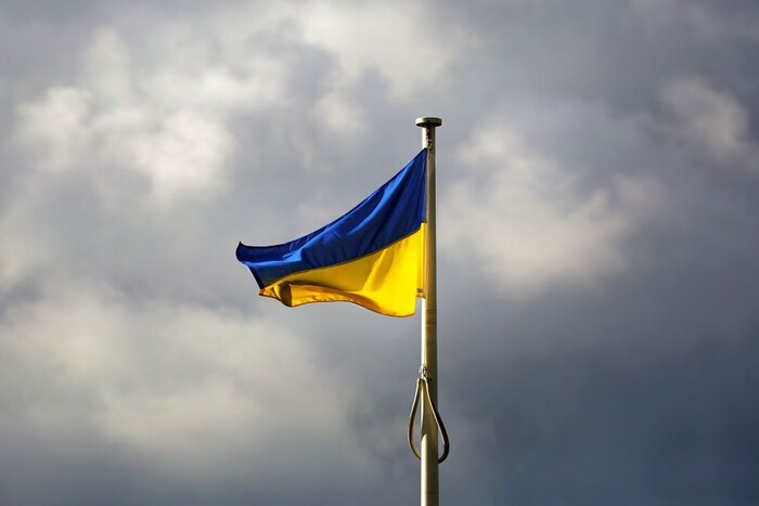 У Ризі двоє туристів зірвали та викинули український прапор: їх затримали