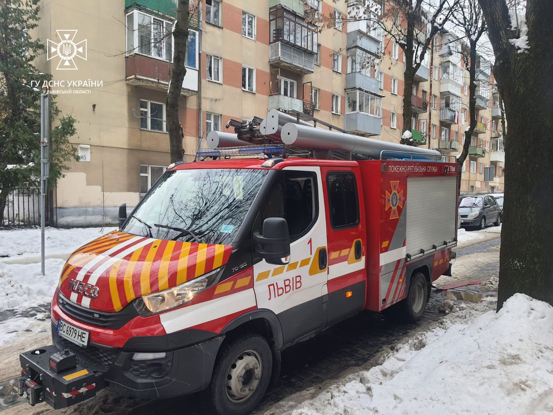 У Львові сталася пожежа в багатоповерхівці. До лікарні у важкому стані потрапив чоловік