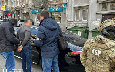 Пропонував пів мільйона доларів. Львівський бізнесмен намагався підкупити одного з керівників ДБР