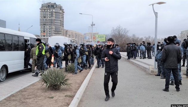 Старий, іди геть. У Казахстані вимагають, щоб Назарбаєв пішов із політики
