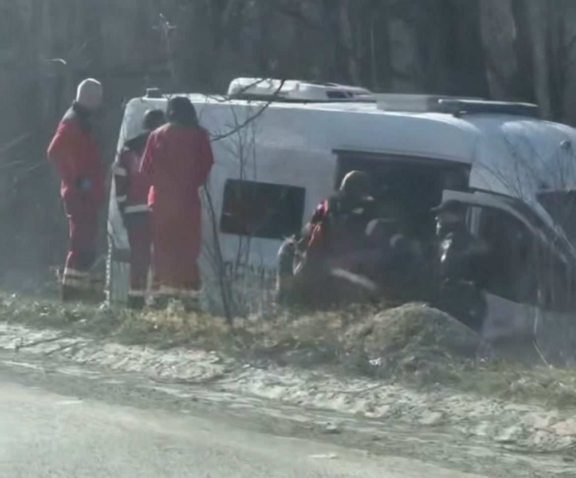 На Івано-Франківщині конвойне авто поліції потрапило в автотрощу (фото)