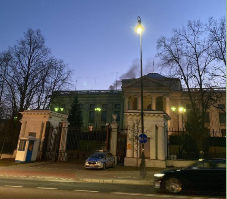 Над російським посольством у Варшаві видно дим
