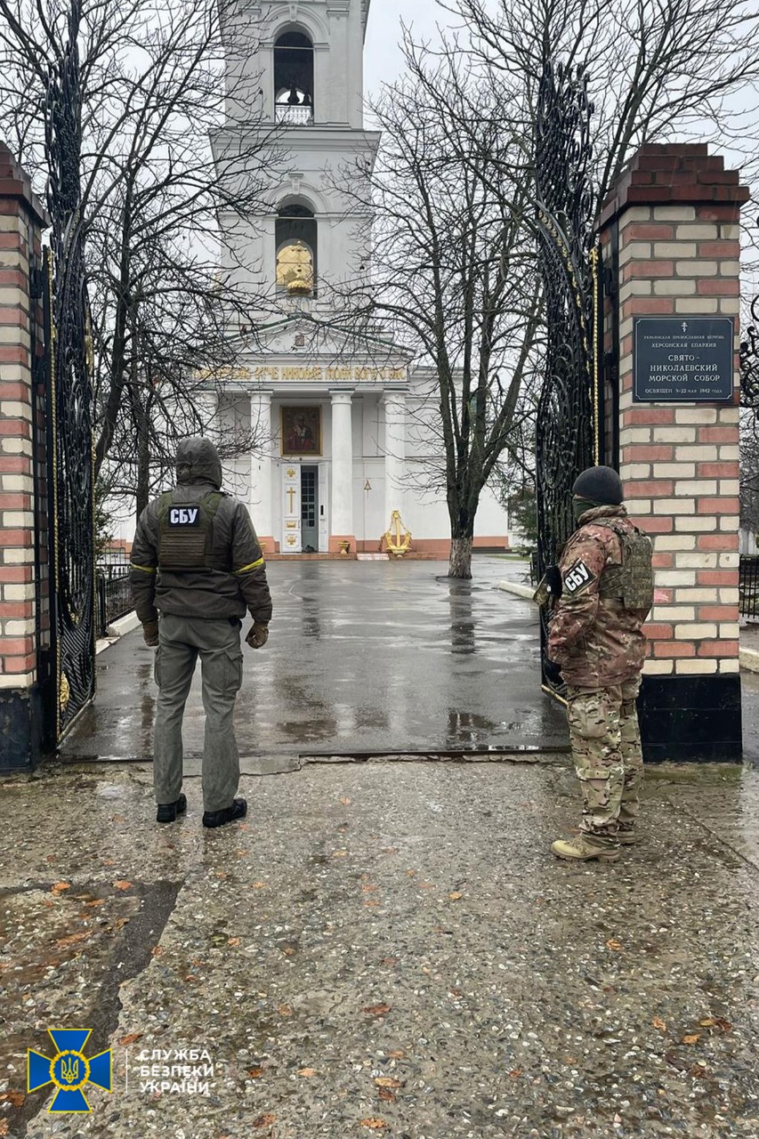 Російські агітки, зброя і підозрілі молодики. СБУ показала, що знайшла на об’єктах УПЦ МП
