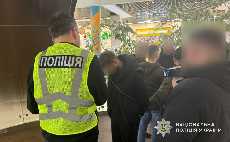 Вимагали у чоловіка 120 тисяч доларів неіснуючого боргу: у Львові затримали зловмисників (фото)