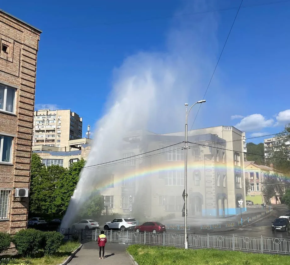 У Києві прорвало трубу: фонтан вдарив на 10 метрів заввишки (фото)