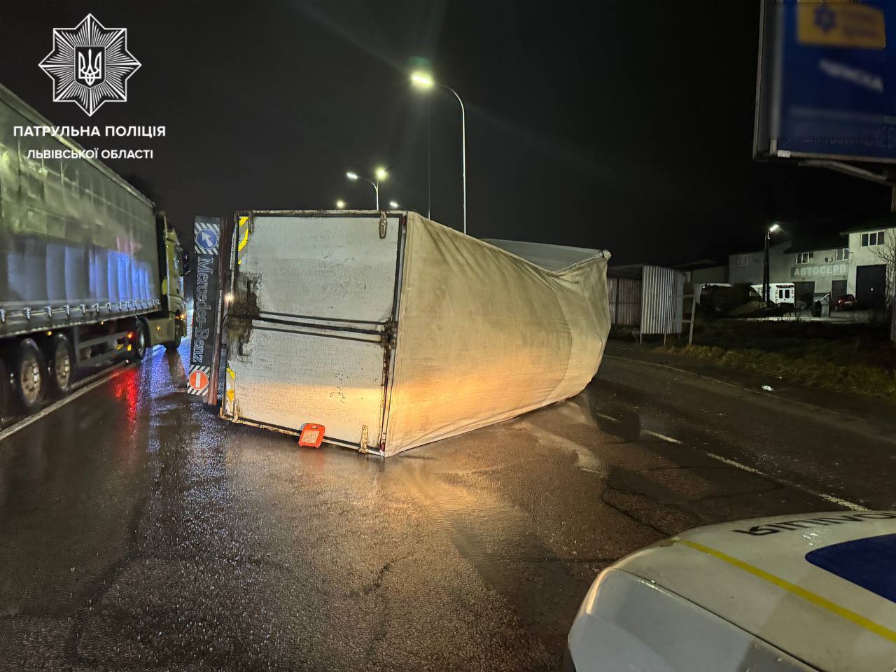 У передмісті Львова перекинулася вантажівка, заблокувавши трасу: Деталі від поліції
