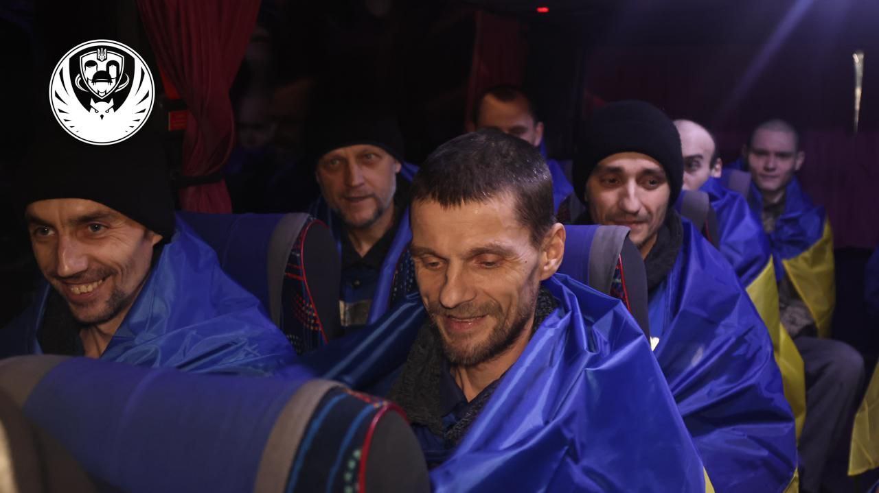 Сльози радості: Україна визволила 189 полонених напередодні Нового року (відео)