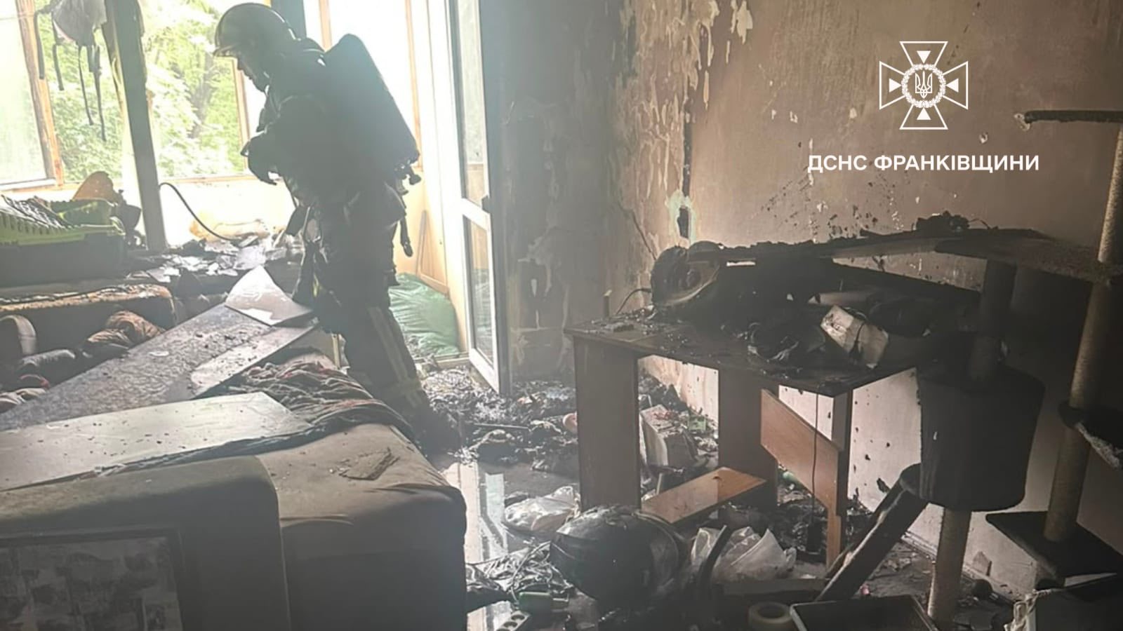 В Івано-Франківську молода дівчина ледь не згоріла в пожежі у багатоповерхівці