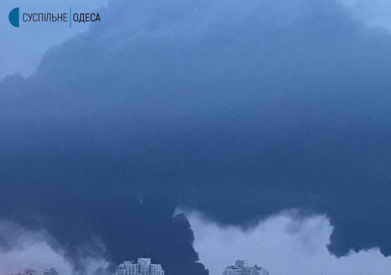 Повітряна атака на Одесу. Над містом дим від пожежі. Оновлено