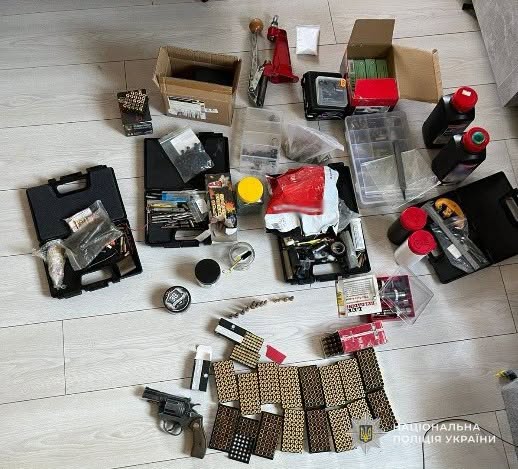 На Львівщині чоловік виготовляв та продавав боєприпаси