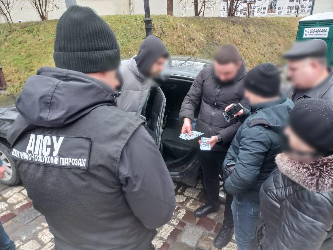 Перевозив за кордон за 10 тисяч доларів: мешканцю Львівщини повідомили про підозру