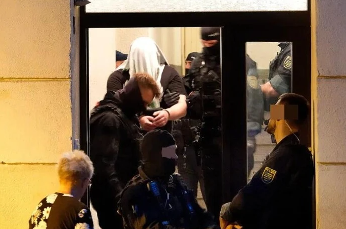 У Німеччині чоловік вистрелили прямо з вікна житлового будинку та поранив українця
