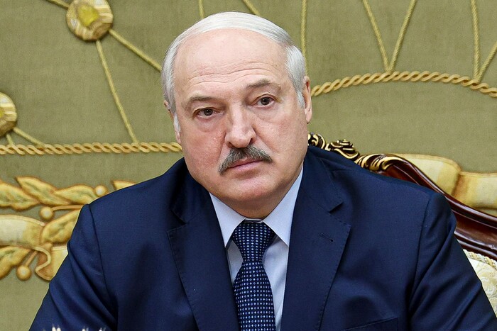 Лукашенко ухвалив закон про призов СМСками: оператори надаватимуть інформацію про абонентів