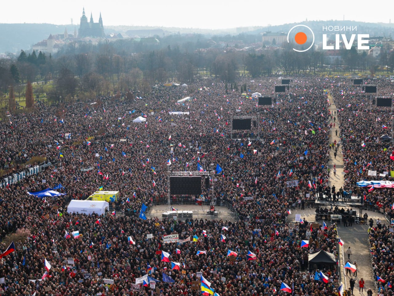 У Чехії на масові протести вийшли до чверті мільйона людей: Яка причина