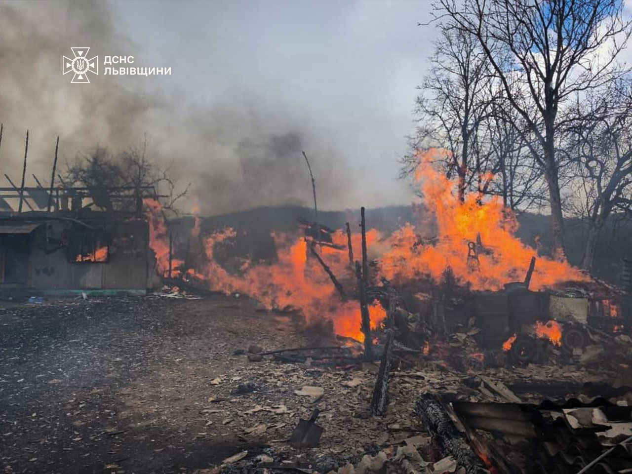 На Львівщині масштабна пожежа знищила кілька будівель