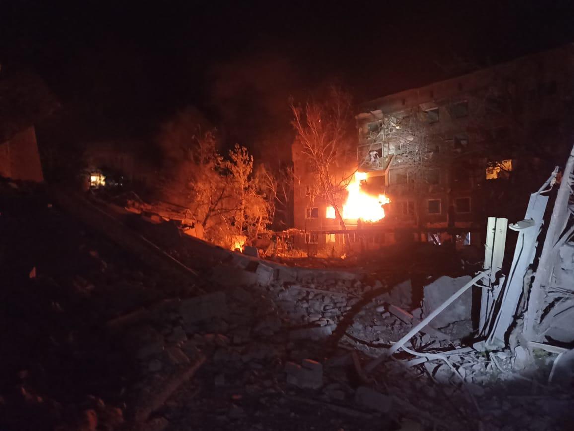 Окупанти скинули на житловий квартал у Костянтинівці "КАБ-500". Фото наслідків