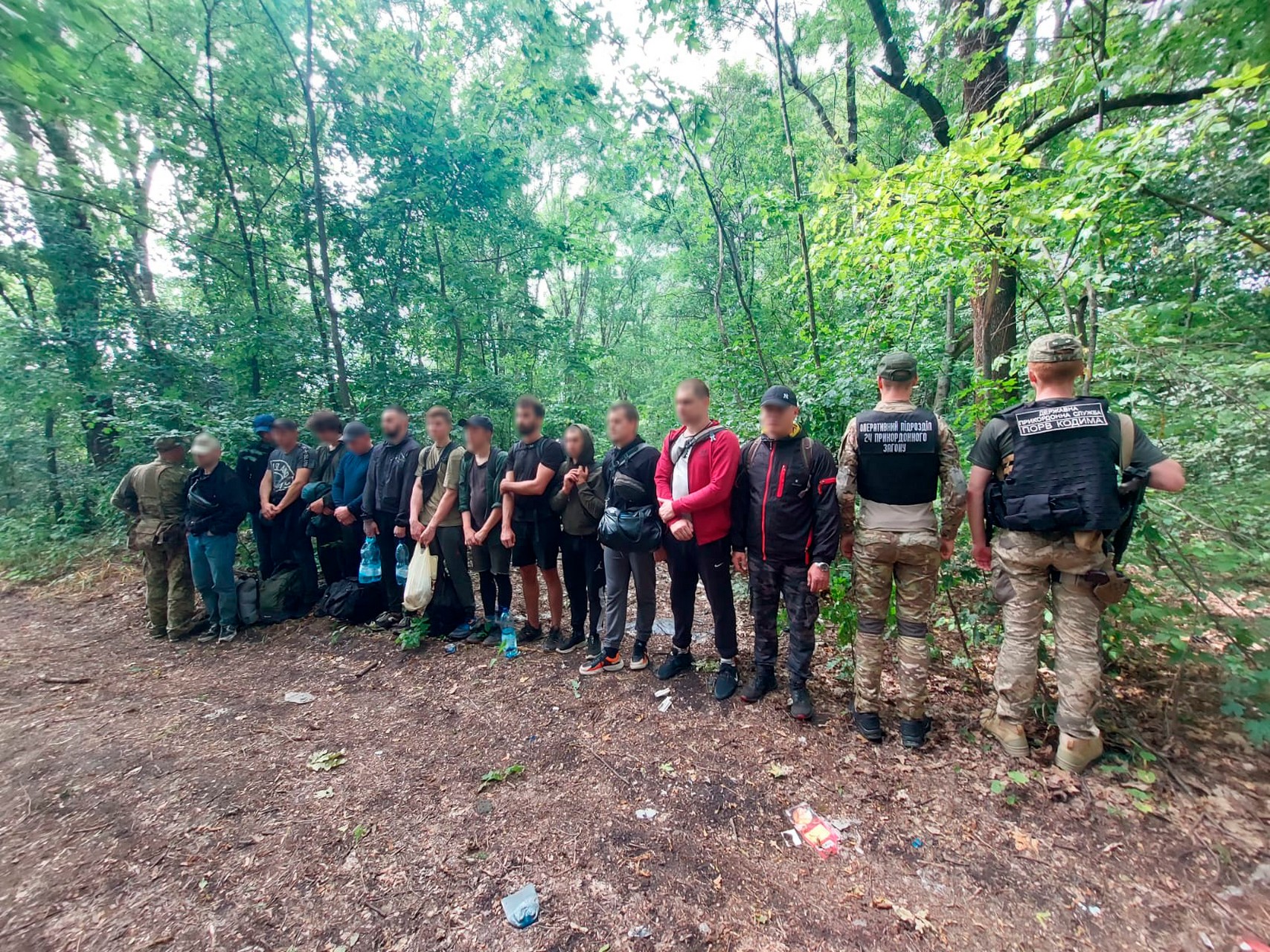 Прикордонники затримали у лісі 13 "туристів", які намагались втекти за кордон