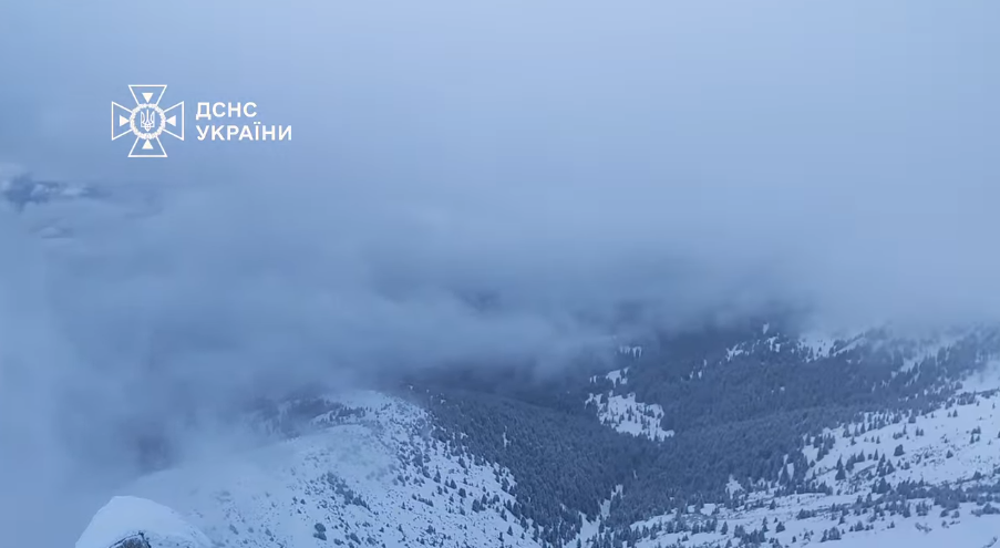 Гора Піп Іван у Карпатах зустрічає ранок у хмарах: відео краєвидів