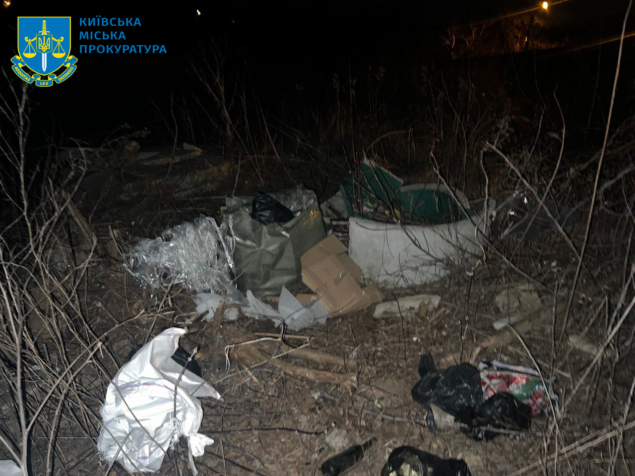 Викинув 20 урн із прахом на пустирі: затримали працівника ритуальної служби у Києві