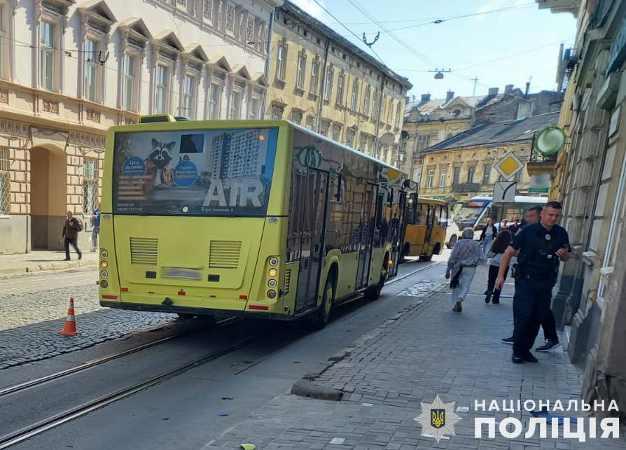 У Львові автобус наїхав на літню жінку