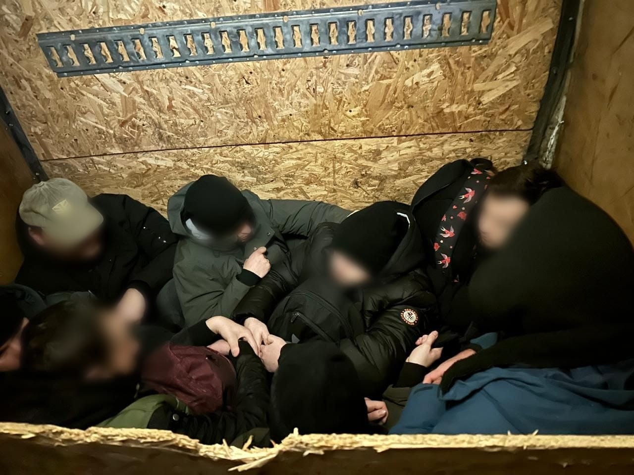 Їхали як овочі: На Закарпатті в мікроавтобусі поміж картоплею і цибулею виявили вісьмох ухилянтів