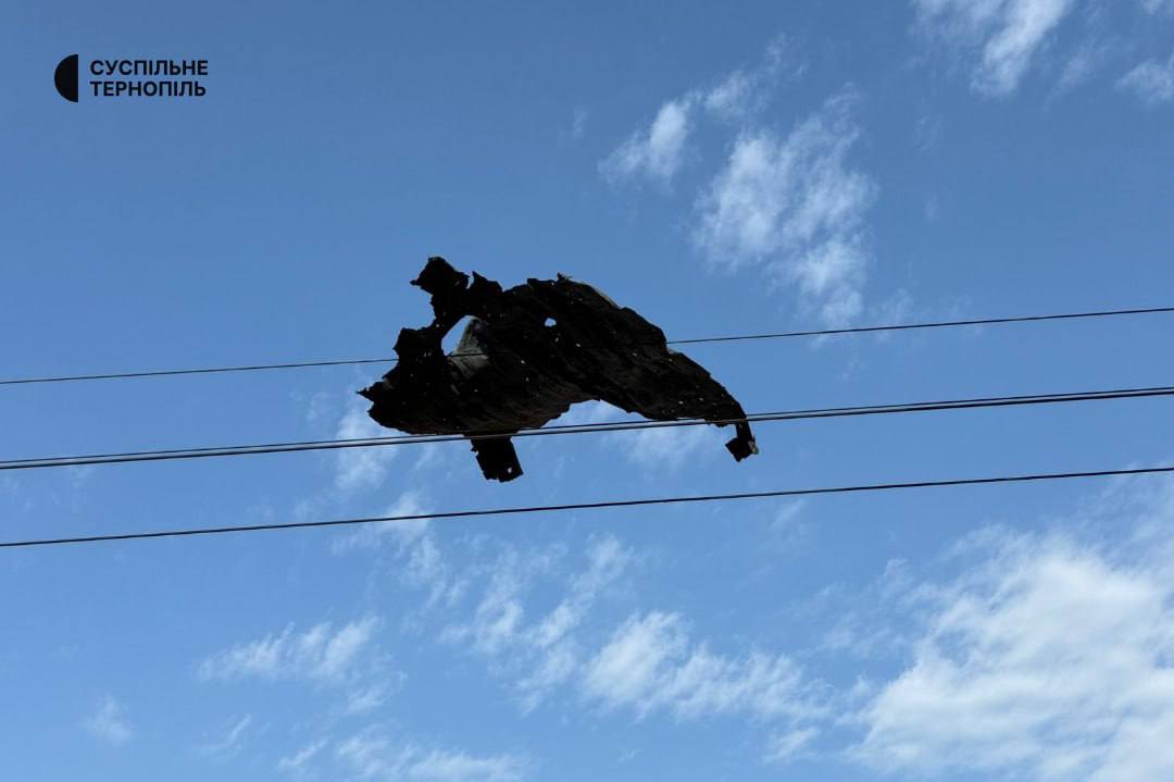 У Тернополі уламок ракети висів на тролейбусних проводах (фото)